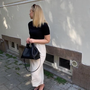 Satin kjol  - Säljer nu min vita satin kjol men slits på sidan för att den aldrog kommer till användning🤍skriv privat för fler bilder! Den har en liten liten fläck på sig men inget som syns. (Lånad bild)