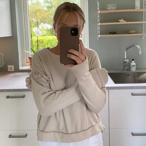Beige sweatshirt  - Jag säljer denna beiga tröja från Pull & Bear. Väldigt söta detaljer så som volanger på armarna och även riktigt mysig att ha på sig.