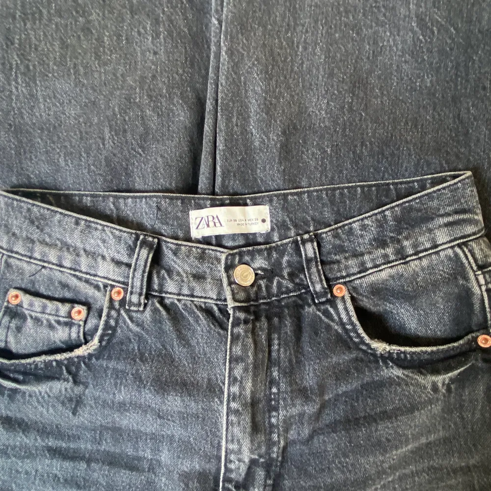 Slutsålda mörkgråa jeans från Zara. Storlek 36. Säljer då de inte kommer till någon användning. Frakt tillkommer❤️. Jeans & Byxor.