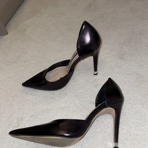 Klackskor  - Mettalic klackskor från zara storlek 36 passar 37. 100kr