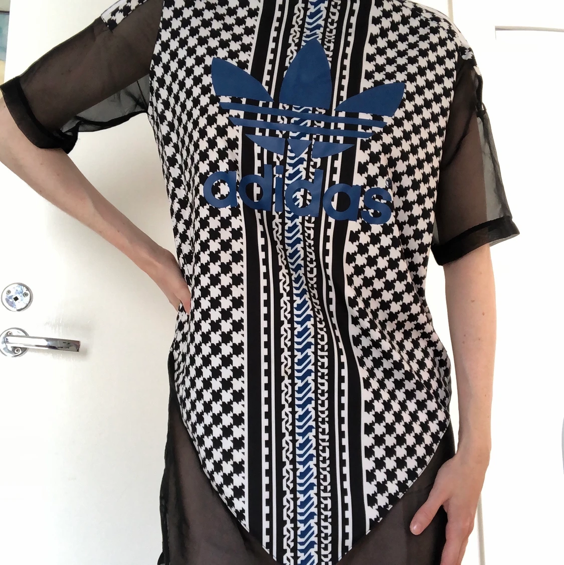 Adidas tshirt-klänning med mesh