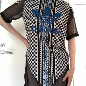 Adidas tshirt-klänning med mesh - Adidas tshirt-klänning med mesh på ärmar och vid höfter. Originalpriset 499kr