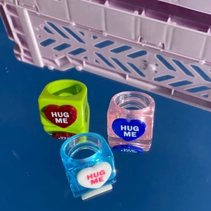 Hug Me Ring - Ring i plast, finns i färgena ovan! Storlek S/M. En för 69 kr, två för 120 kr osv 🍭 Gratis frakt ☀️