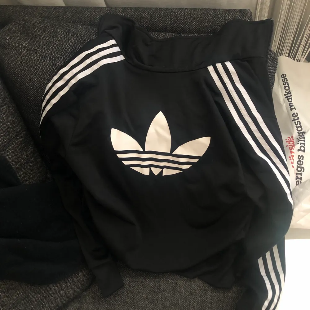 Adidas kofta i bra skick, knappt använd storlek S men kan passa en liten M . Hoodies.