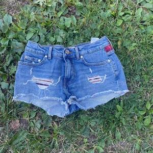 Jeansshorts  - Jeansshorts från Tommy Hillfiger x Gigi Hadid, i strl 25. Supersnygga men tyvärr för små för mig. Nypris: 1499kr. 