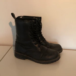 Höst/vårkängor - Svarta kängor från dinsko/skopunkten. Begagnat skick (se bild). Ej fodrade. Storlek 38