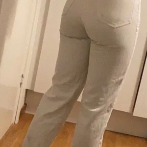 Weekday jeans - Köpte domma från en annan tjej på Plick och hon hade användt dom fåtal gånger så dom är i väldigt fint skick, jag själv har användt dom 1-3 gånger. Dom sitter helt perfekt och är skit sköna och perfekt längd, skriv privat om ni vill ha mer bilder på jeansen💕💕