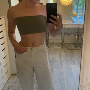 Kort tröja stl xs - Kort militärgrön topp, det har funnits 2 band som jag klippt av då jag ej ville ha dem. Nån lite söm som kan gått upp annars i mycket fint skick.