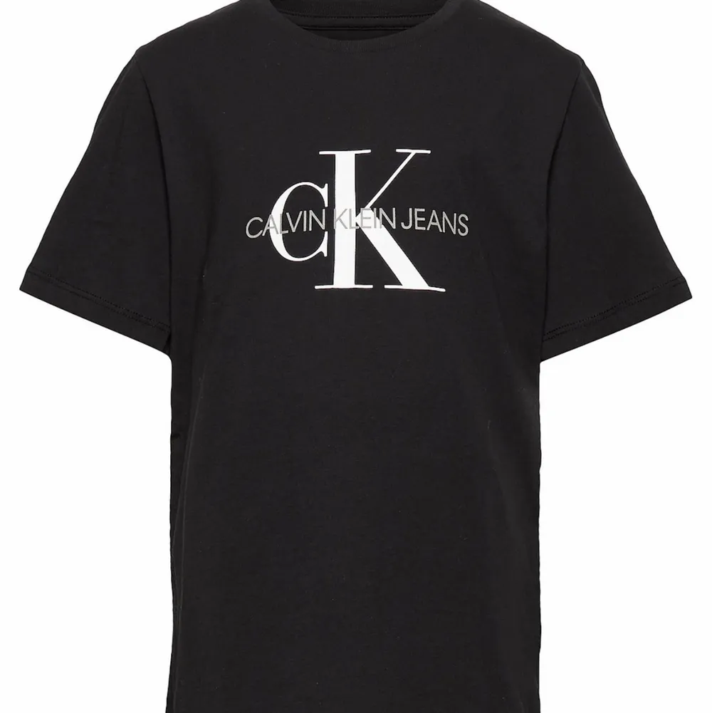 En svart Calvin klein t-shirt som inte används. Bra skick och säljs för 200kr + frakt . T-shirts.