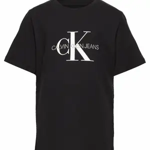 En svart Calvin klein t-shirt som inte används. Bra skick och säljs för 200kr + frakt 