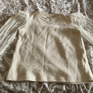 Hel outfit - Tröja size 10 väst size7-8 men själv har jag haft på den i 11 års åldern. Byxor size 10