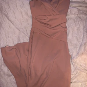 Långklänning  - Långklänning från Goddiva London. Använd endast en gång, är superfin! Jag är 170 cm och klänningen passar perfekt i längden. 