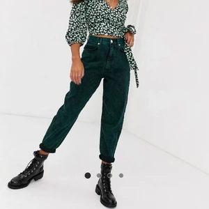 Boyfriendjeans - ASOS - Emeraldgröna stentvättade boyfriendjeans med vida ben i strl 25/32. Slutsålda på ASOS hemsida. Köpta för 478kr. Endast använda 2ggr och därav i prima skick!! Fraktkostnad tillkommer. ⚠️Bilder tagna från ASOS hemsida⚠️