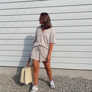 Stickad topp - Helt ny och aldrig använd topp från H&M. Säljer då den ej kommer till användning. Perfekt tröja att ha på en sommarkväll med linnebyxor, luftig och skön! Har lappen kvar☺️ PS lånad bild! BUDA I KOMMENTARERNA!