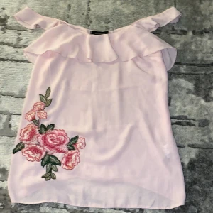 Endast 1 gång använd bluse  - Använd en gång, säljer då den kommer inte till användning! Väldigt fin, oskadad! Bra material och ny skick 