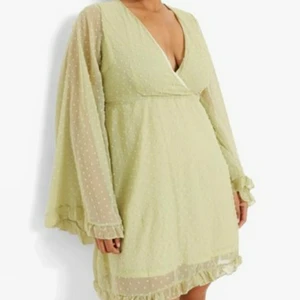 Klänning Boohoo - Helt oanvänd klänning. Mild grön färg. Vida armar. Storlek 48. Jag har vanligtvis L i klänningar. Passar dig som bär M-L!