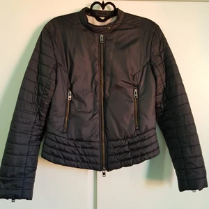 J. Lindberg bicker jacka  - Super snygg J. Lindberg jacka, perfekt för hösten ☺️ I fint skick, stl 36. Betalning sker genom swish och köparen står för frakten😁