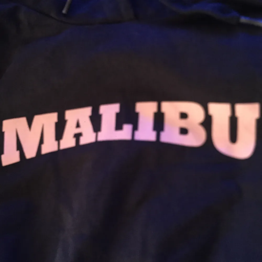 Jag säljer min Malibu hoodie först den är förliten. Den är köpt från Ullared. Jättefin.. Hoodies.