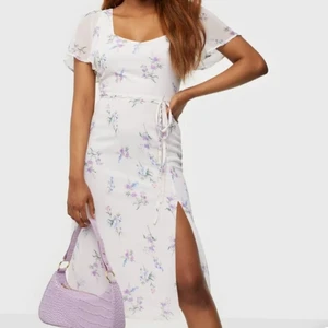 Vit klänning  - Helt ny och aldrig använd förutom testad. Den är för stor på mig då den är stor i storleken. Jag är en XS och klänningen är en XS men är betydligt rimligare att de är en storlek S. Ordinarie pris är 599 kr! GRATIS FRAKT!!!! 