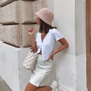 Brandy Melville top - Vit topp från Brandy Melville köpt i Rom i februari 2020. Endast testad med prislappen kvar. Säljer för att den aldrig kom till användning. Den är onesize men passar bäst XS-M beroende på hur man vill att den ska sitta. På mig som är rätt bystig sitter den tajt. Första två bilderna är lånade, kan skicka fler vid intresse. 