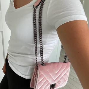 Oanvänd väska  - En jättefin väska att både ha till vardags eller till speciella tillfällen 💕✨ Dessutom är den inte använd. Kan mötas upp eller så står köparen för frakten. Budgivningen börjar på 100 kr. (Köp direkt för 300kr). 