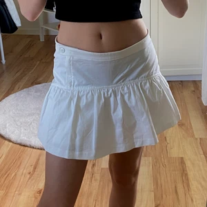 Tenniskjol Nike - Söt tenniskjol från Nike storlek S. 💛 Frakt tillkommer. observera att det liksom är som shorts bak