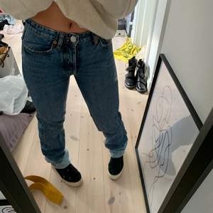 Mörkblåa jeans med blekt nederdel från zara i strl 34. Köpare står för frakt:)