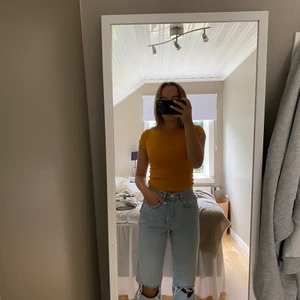 gul t-shirt - en senapsgul t-shirt från gina tricot, bara använd ett fåtal gånger💛🧡storlek XS