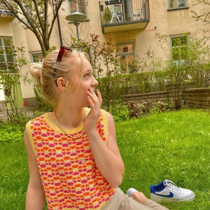 Blommig vest - En blommig slutsåld vest🌼 Säljer pga att den inte har kommit till användning☺️ Frakten är 62kr😊