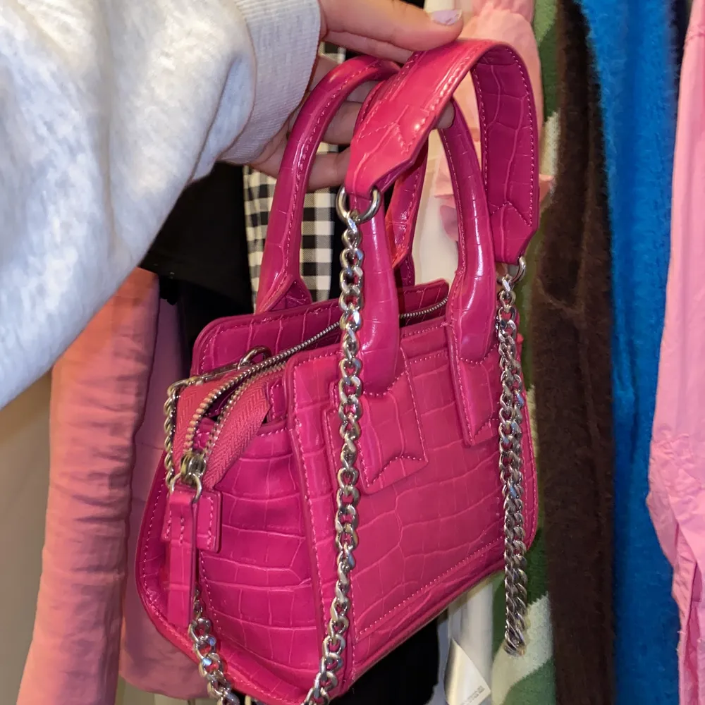Så fin rosa väska använd endast en gång! Så rymlig och najs att man kan ha den både som axelväsk och handväska 💕💕🧇. Accessoarer.