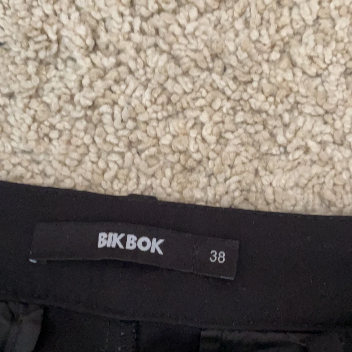 svarta kostym byxor från bik bok  - 90