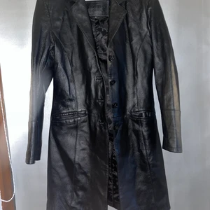 Skin jacka  - Säljer en svart skin jacka använd fåtal gånger. Skorlek 36. Den är en längre variant säljer för 200 kr + frakt 63 kr spårbar 