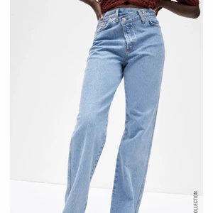 Lågmidjade Zara jeans - Snygga låga jeans från zara med en korsad knäppning. Nästan aldrig använda 