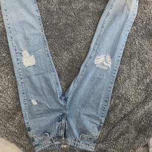 Säljer dessa jeans från Gina aldrig använda. I storlek 38. Säljer för 250 kr + frakt 63 kr spårbar 