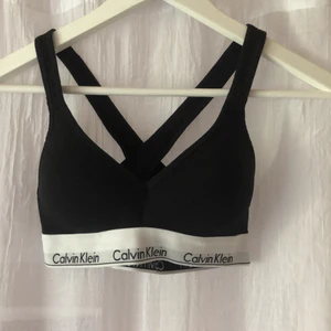 Calvin klein  - Säljer denna Calvin Klein bh som nästan är HELT oanvänd!!!!!! Den är i stl S men funkar även till XS-M då den e stretchig. Superskönt mjukt material som sitter där det ska! Köparen står för frakten💕💕