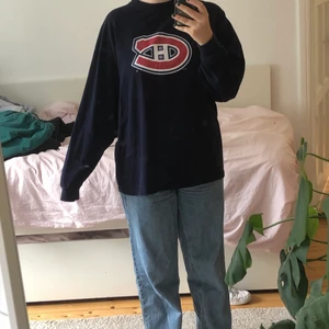 Blå långärmad  - En mörkblå tröja med vit och rött fram och baktill! Skriv för fler bilder eller vid frågor!!!