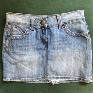 Fin jeanskjol  - Super fin ljusblå jeanskjol med söta pärl detaljer ! Har aldrig använts och köpt helt ny. Köpare betalar frakt💕