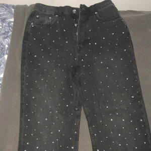 Jeans - Coola jeans med pärlor. Str 36. Mom jeans 