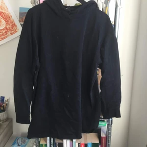 Svart tjocktröja - Mysig tjocktröja med huva från Gina Tricot