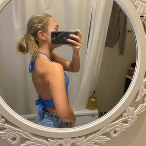 Blå topp - Säljer denna topp, då den inte kommer till användning💕Man reglerar toppen via knytning så man kan få den till önskad storlek!