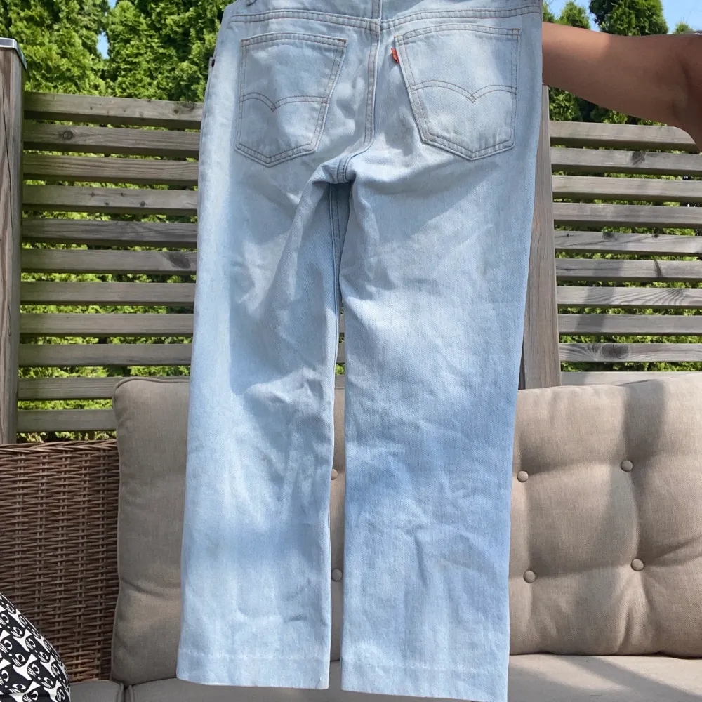 Säljer mina fina, ljusblåa Levi’s jeans i w27 (S-M) och ca  ankellängd på mig som är 160. Jättefint skick🦋🦋DM:a för fler frågor/bilder! . Jeans & Byxor.