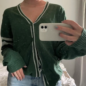 Grön stickad kofta - Jättefin kofta som inte kommer till användning 🤍 köparen står för frakt! 