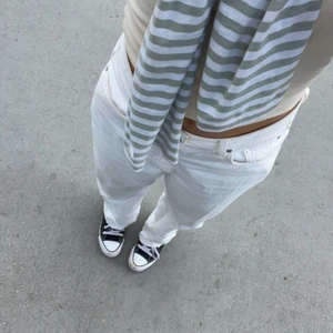 Zara jeans  - As snygga vita Sara jeans straight fit sitter presis under naveln 