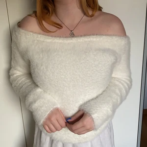 Vitt fluffig tröja  - Vitt fluffig tröja off shoulder 