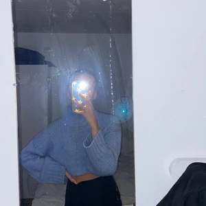 Stickad tröka - En stickad ljusblå samt kort tröja i fint skick, skriv vid frågor💗