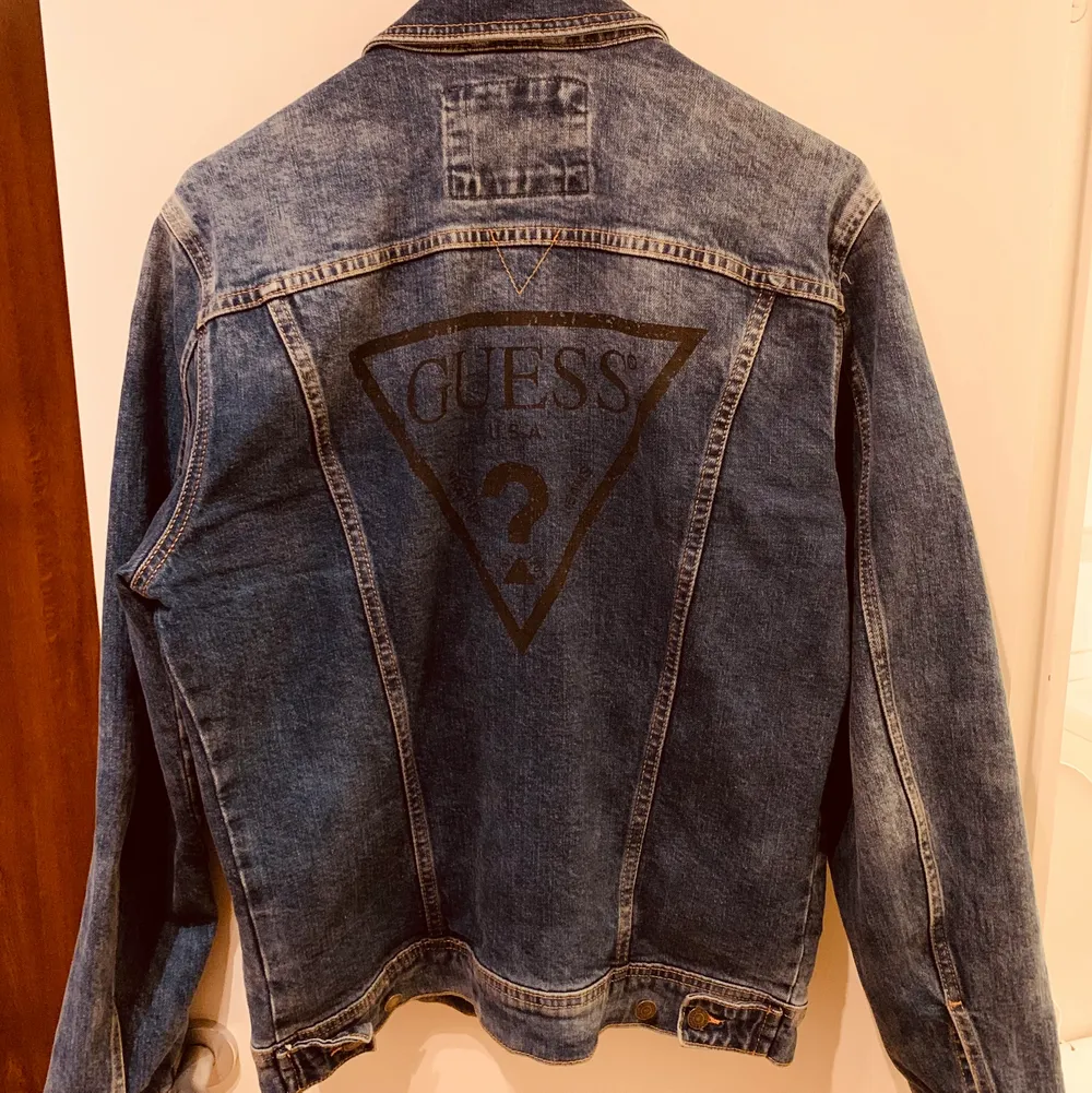 Säljer nu den populäraste jeans jackan från GUESS! Limiterad och såldes bara i 250 exemplar vilket gör den väldigt unik. Inköptes i USA på Guess officiella butik för 4599kr. Size M. Skickas spårbart över hela Sverige samma dag som betalning. Jackor.