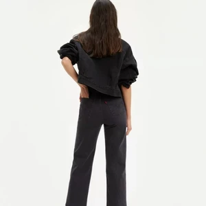 Straight levi’s jeans  - Köpte domma för ett halvår sen och har användt dom 2 gånger typ, men dom sitter väldigt fint på och väldigt bekväma. Strlk 24 men passar strlk 25 också. Nypris 1300kr. Skriv privat om ni vill ha mer bilder på jeansen💕💕pris kan diskuteras!