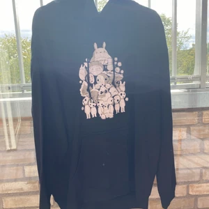 🪴Anime hoddie🪴 - Studio ghibli hoddie i storleken L! Aldrig använd!🖤 Tryckets kvalitet är inte det bästa därav det billiga priset!!