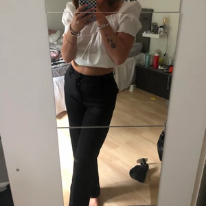 Kostymbyxor  - Super snygga kostymbyxor i storlek xs från madlady. Dessa är långa i benen på mig som är 170cm lång. Det har fickor, knapp och gylf och sitter båda snyggt vid rumpan och i längden!☺️☺️