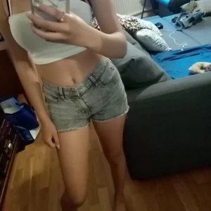 Korta shorts i typ silver färg  - Korta shorts från h&m storlek 36